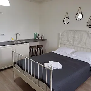 Tom's House Апартаменты Отопени